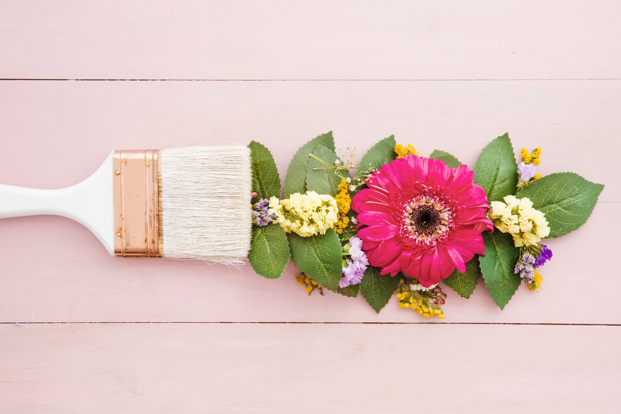 Composicion De Flores Cerca Del Pincel